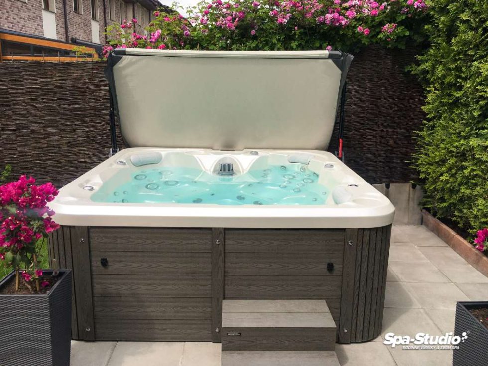 Economical outdoor hot tubs for year-round outdoor and indoor use are offered by SPA-Studio® for the Czech and Slovak markets.