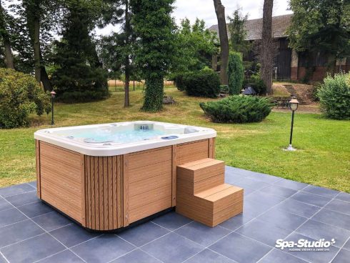 Massage hot tubs with cutting-edge, state-of-the-art technology are suitable for indoor and outdoor use.