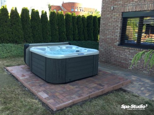 Economical outdoor hot tubs for year-round outdoor and indoor use are offered by SPA-Studio® for the Czech and Slovak markets.