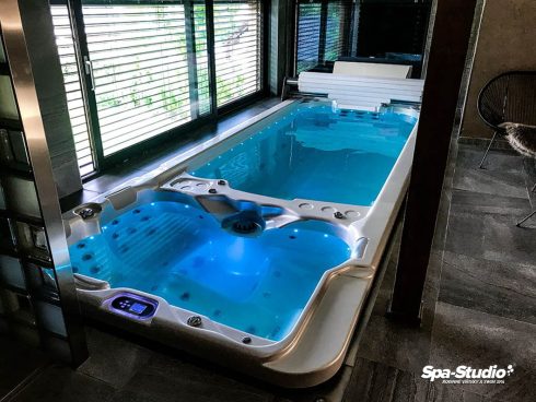 The SWIM SPA family pools, combining a swimming area with a hot tub, offer endless possibilities of use for the whole family.