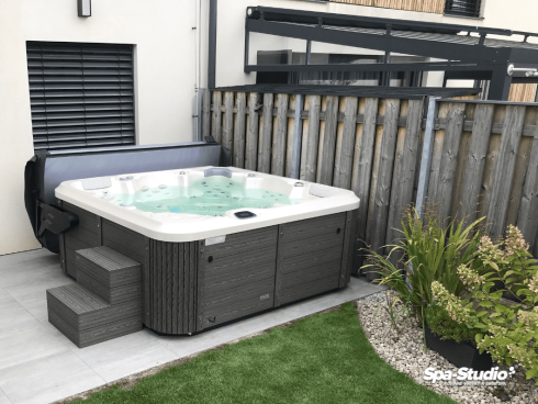 Massage hot tubs with cutting-edge, state-of-the-art technology are suitable for indoor and outdoor use.