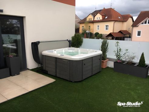 Massage hot tubs with cutting-edge, state-of-the-art technology are suitable for indoor and outdoor use.