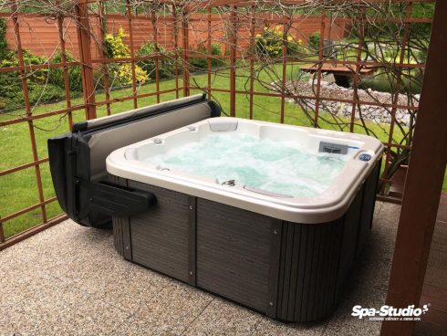 Massage hot tubs with cutting-edge, state-of-the-art technology are suitable for indoor and outdoor use.