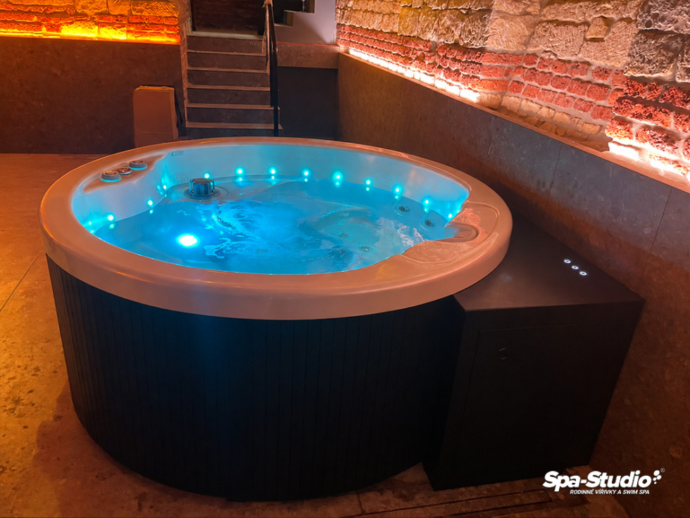 Massage family hot tubs with cutting-edge, state-of-the-art technology are suitable for both indoors and outdoors.