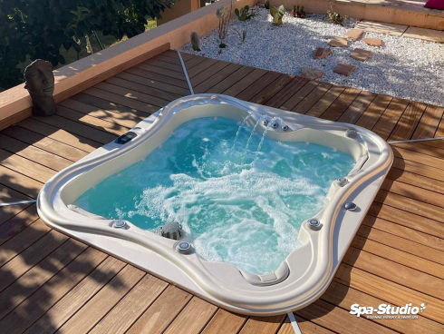 Massage family hot tubs with top-notch modern technology are suitable for both indoor and outdoor use.