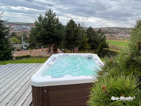Massage family hot tubs with cutting-edge, state-of-the-art technology are suitable for both indoors and outdoors.