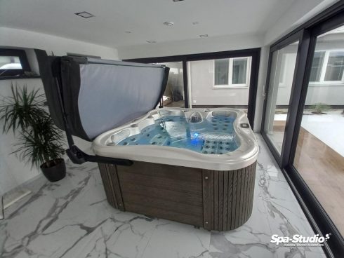 Massage hot tubs with cutting-edge, state-of-the-art technology are suitable for indoor and outdoor use.