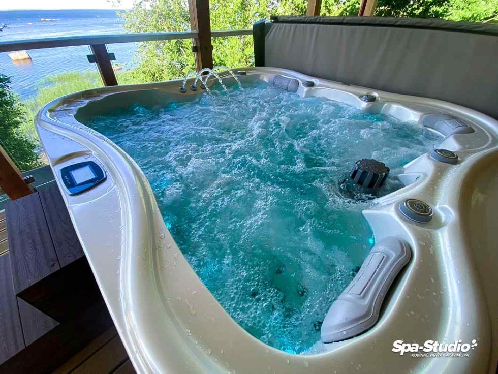 Massage family hot tubs with cutting-edge, state-of-the-art technology are suitable for both indoors and outdoors.