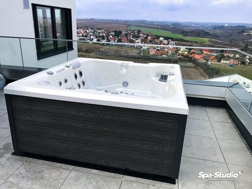 Massage hot tubs with cutting-edge, state-of-the-art technology are suitable for indoor and outdoor use.