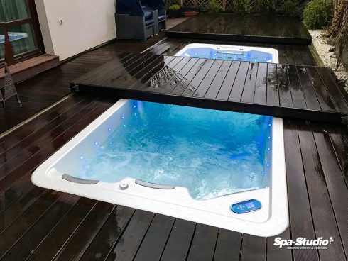 Sporty SWIM SPA with counter current combined with hydromassage seats for the garden and indoors.