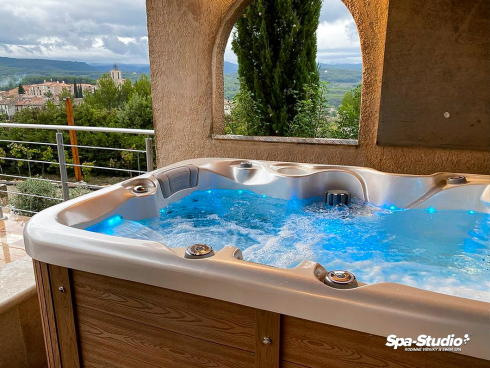 Massage family hot tubs with cutting-edge, state-of-the-art technology are suitable for both indoors and outdoors.