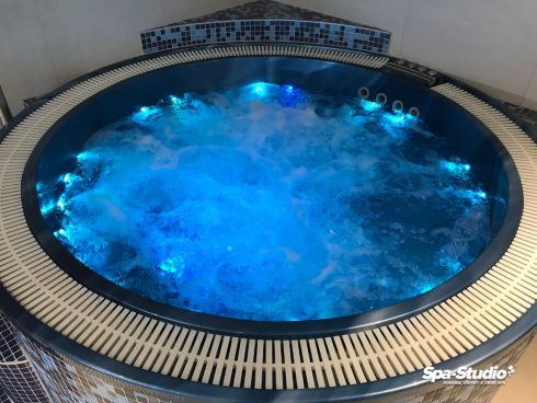 Massage hot tubs with cutting-edge, state-of-the-art technology are suitable for indoor and outdoor use.