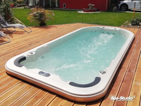 Low-energy swimming model SWIM SPA with counterflow combined with hydromassage seats for a garden or even for a home wellness.