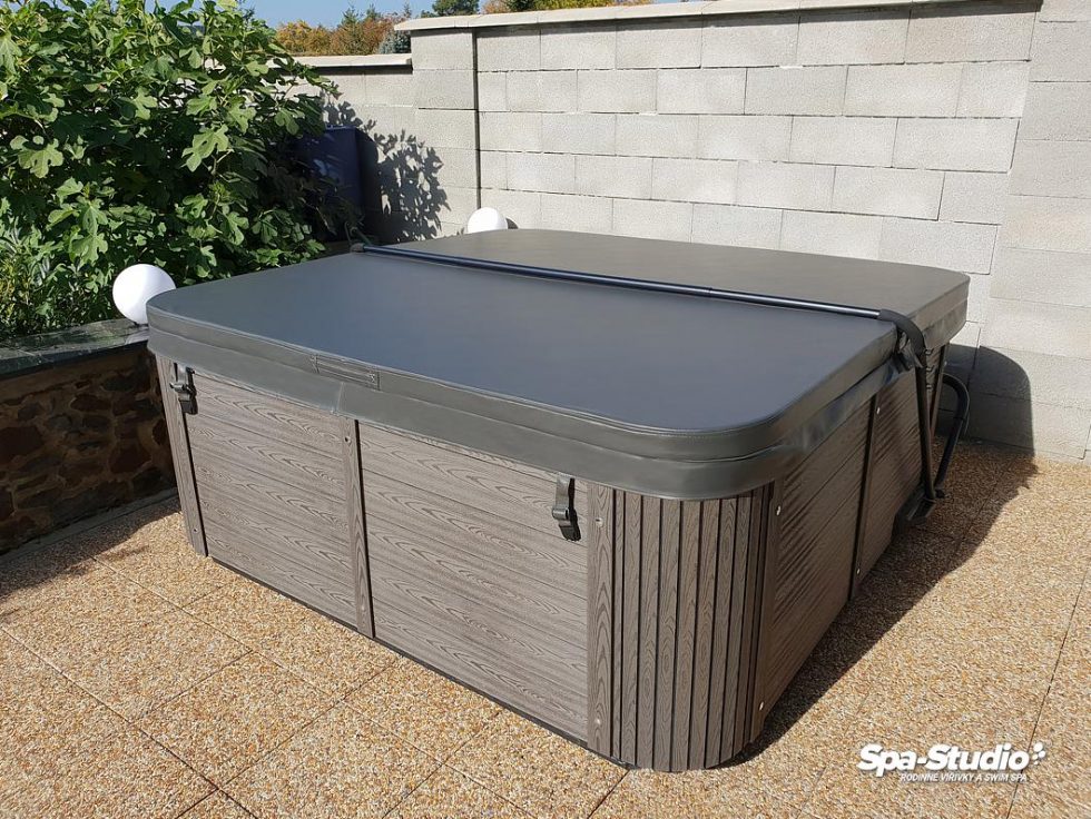 Whirlpools with chromotherapy and top latest technology are suitable for indoor as well as outdoor area and offer maximum relaxation at home.