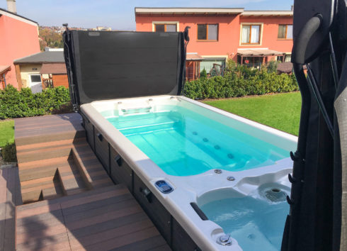 Rehabilitation exercise in water or endless swimming with counterflow supported by the linear system TYPHOON are offered by the king size whirlpool pools SWIM SPA by SPA-Studio®.