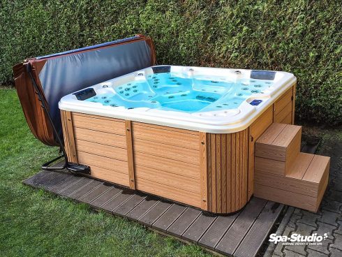 Family whirlpool Delphina New by Canadian Spa International® for a year-round outdoor use - Spa Studio