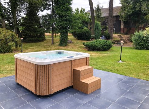 Outdoor jacuzzi Puerla - hot tub whirlpool in the garden - Spa Studio