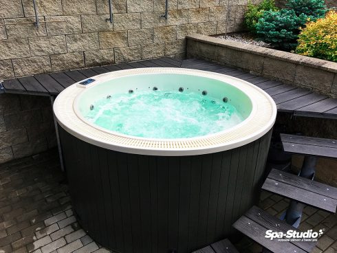 Enna - rounded massage whirlpool in traditional shape - Spa Studio