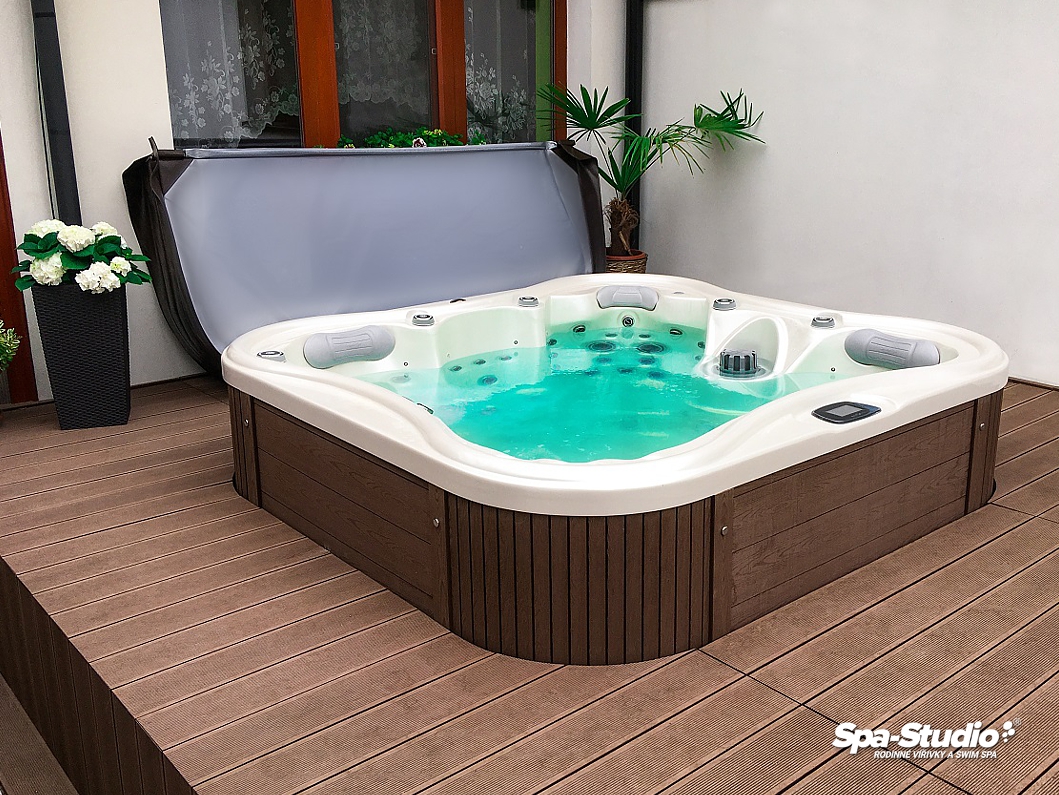 Nemo Excellence - a luxurious family whirlpool semi-recessed in the terrace