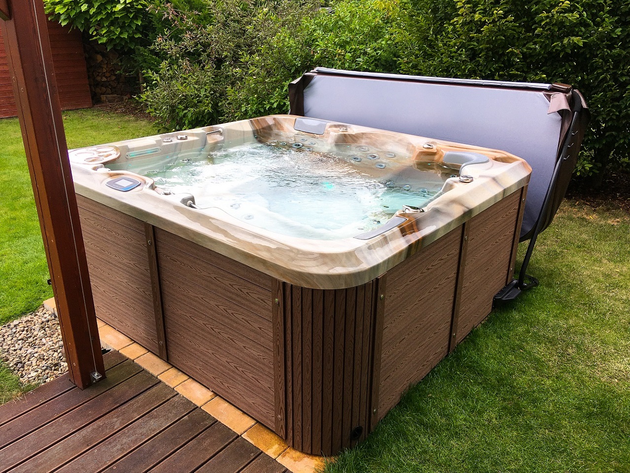 Delphina 3gen outdoor family whirlpool - Canadian Spa International® for all-year-round use - Spa-studio