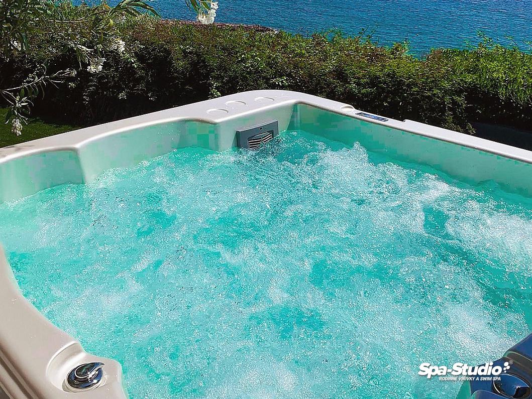 Outdoor massage whirlpool Gigas by Canadian Spa International®