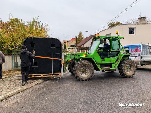 Transport of a whirlpool is always provided by the specialists from the authorized service centre SPA-Studia®.