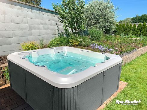 Canadian Spa International® - Outdoor Whirlpool with White Pearl Unique clean surface finishing.