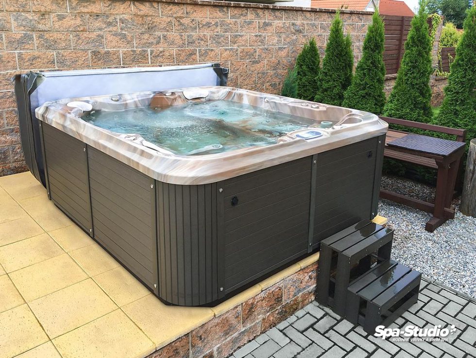 Chlorine free technology for whirlpools and swimming pools with counterflow offer comfort for all your family, and especially children.