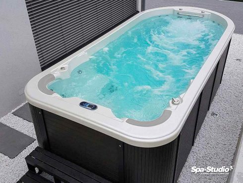 Swimming with counterflow belongs to a main advantage of every SWIM SPA that is offered by the only authorized whirlpool seller SPA-Studio®.