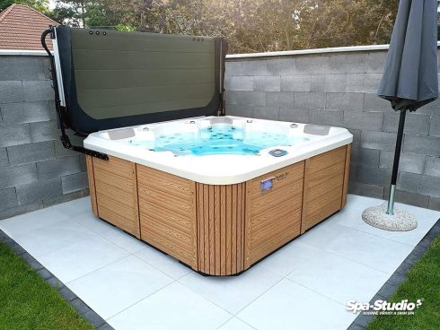 Economic outdoor whirlpools for year-round operation outdoor as well as indoor are offered for the Czech and Slovac market by the seller SPA-Studio®.