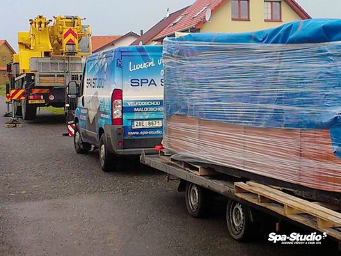 Transport of a whirlpool is always provided by the specialists from the authorized service centre SPA-Studio®.