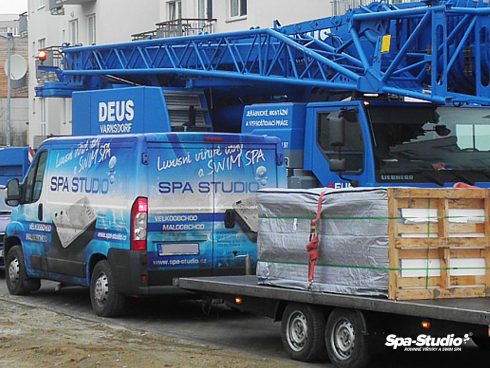 Transport of a whirlpool is always provided by the specialists from the authorized service centre SPA-Studio®.