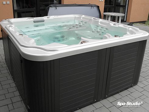 Economic whirlpools for year-round operation outdoor as well as indoor are offered for the Czech and Slovac market by the seller SPA-Studio®.