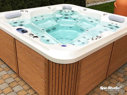 Whirlpools are delivered within 2 days and all realization is offered turnkey including transport, service and delivery of all spare parts by the authorized service centre SPA-Studio®.