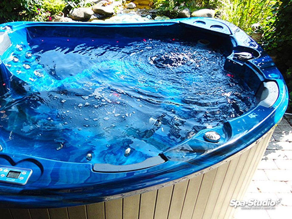 Economic whirlpools for year-round operation outdoor as well as indoor are offered for the Czech and Slovac market by the seller SPA-Studio®.