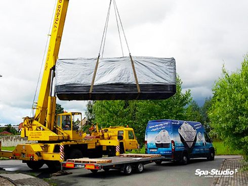 Transport of a whirlpool to a terrace may take just a few minutes if it is timed properly.