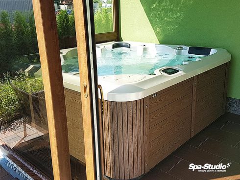 Spa-Studio® sells whirlpools and SWIM SPA with chlorine free technology that provides maximum care for your skin, especially with concern to your children.