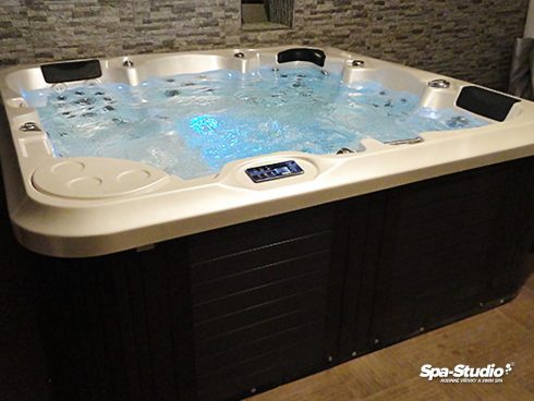 Relaxation and proper relief in a whirlpool can be even more intensive thanks to properly selected aromatherapy that treats water and skin gently, and it is also offered by SPA-Studio®.