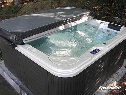 Slimming outdoor hot tub Delphina Canadian Spa International® Spa Studio Bratislava