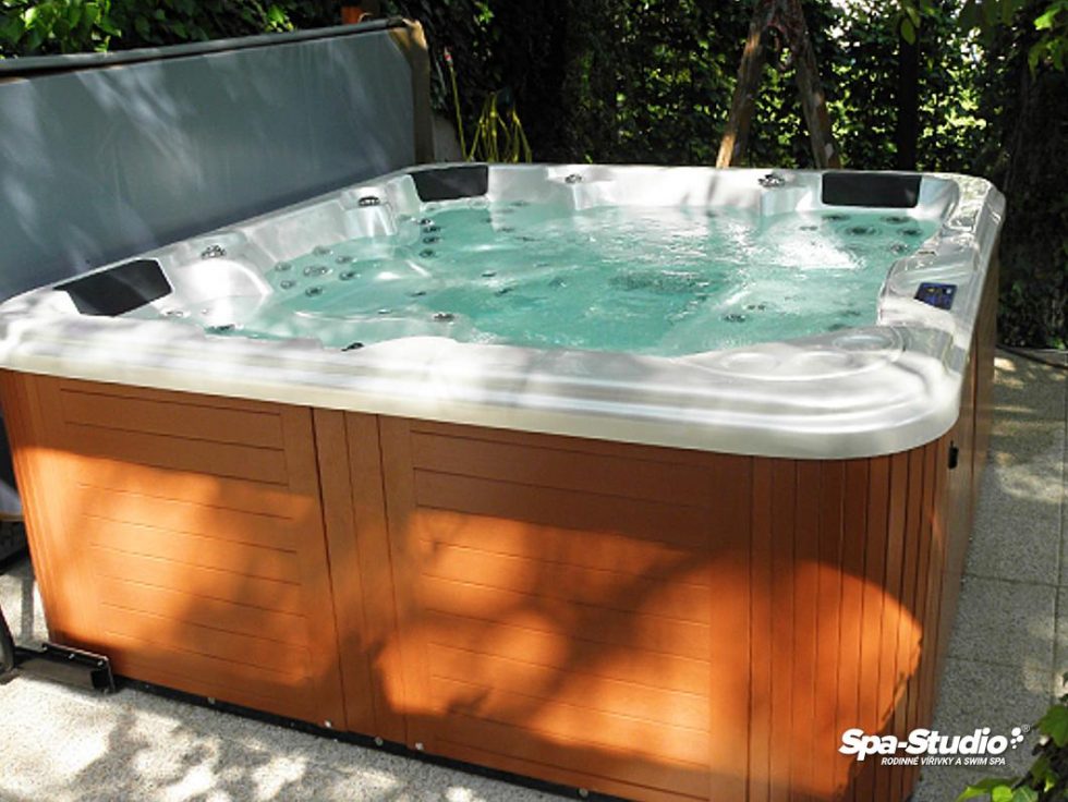 Whirlpools are delivered within 2 days and all realization is offered turnkey including transport, service and delivery of all spare parts by the authorized service centre SPA-Studio®.