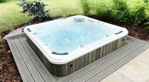 Whirlpools with chromotherapy and top latest technology are suitable for indoor as well as outdoor area and offer maximum relaxation at home.