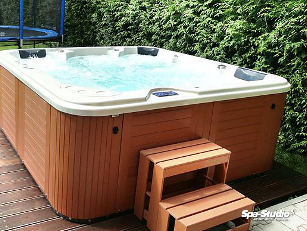 Family whirlpool on the garden Delphina Canadian Spa International®