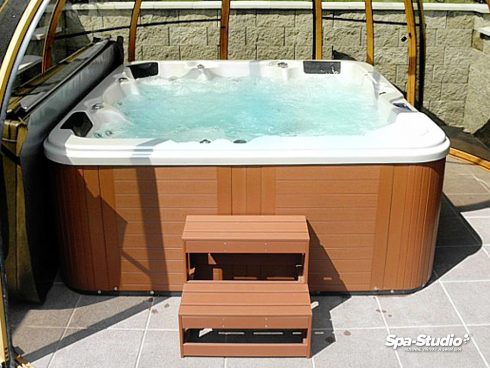 Whirlpools with chromotherapy and top latest technology are suitable for indoor as well as outdoor area and offer maximum relaxation at home.